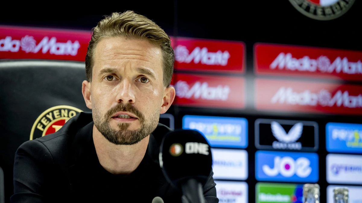 Feyenoord-directeur Devy Rigaux na ontslag Robin van Persie: ’Conclusie was dat we beter met een nieuwe hoofdtrainer starten aan het volgende seizoen’