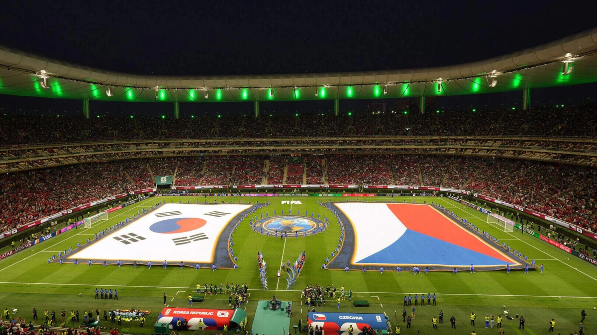 FIFA-vlaggendrager struikelt en wordt opgerold in Tsjechische vlag voor duel tegen Zuid-Korea