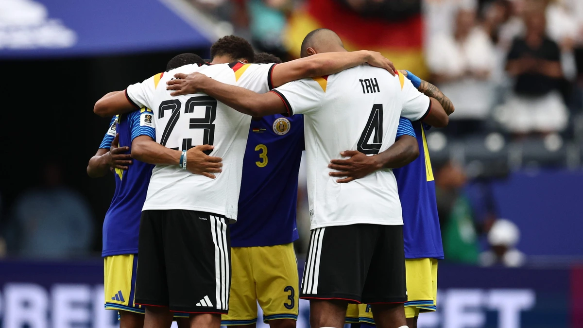 Intiem moment op WK 2026: spelers van Curaçao en Duitsland bidden gezamenlijk op de middencirkel na doelpuntenfestijn