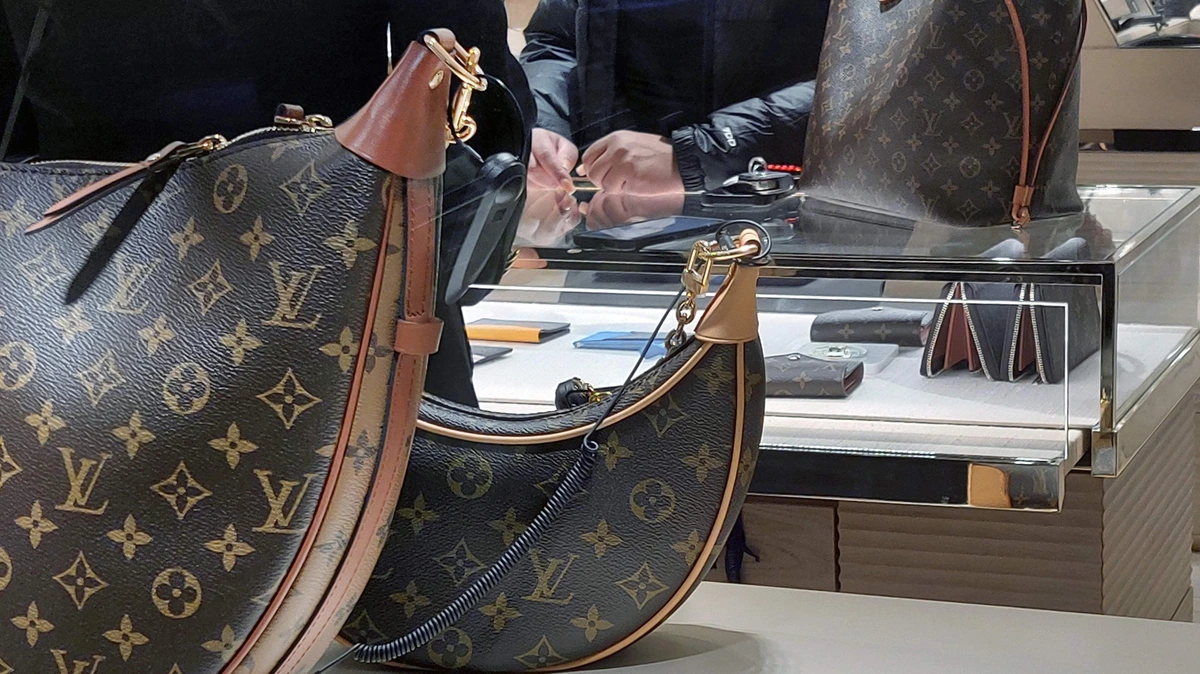 Mantelzorger kocht Louis Vuitton-tas en Range Rover met geld van oude man en moet nu ruim 900.000 euro terugbetalen