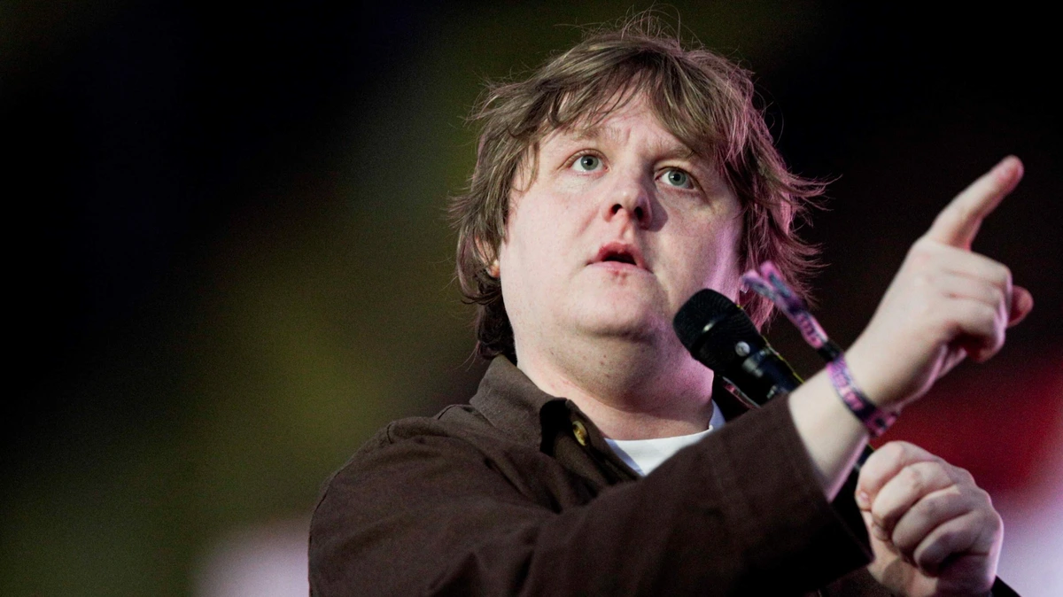 Lewis Capaldi werkt na lange mediastilte aan nieuw album: ’Dus na de zomer trek ik me eventjes terug’