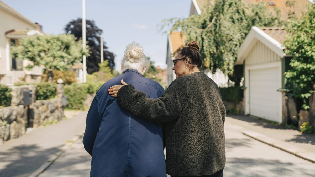 Overbelast door zorg voor je ouders? Zo voorkom je dat je zelf omvalt: ’Je rouwt om wie ze waren’