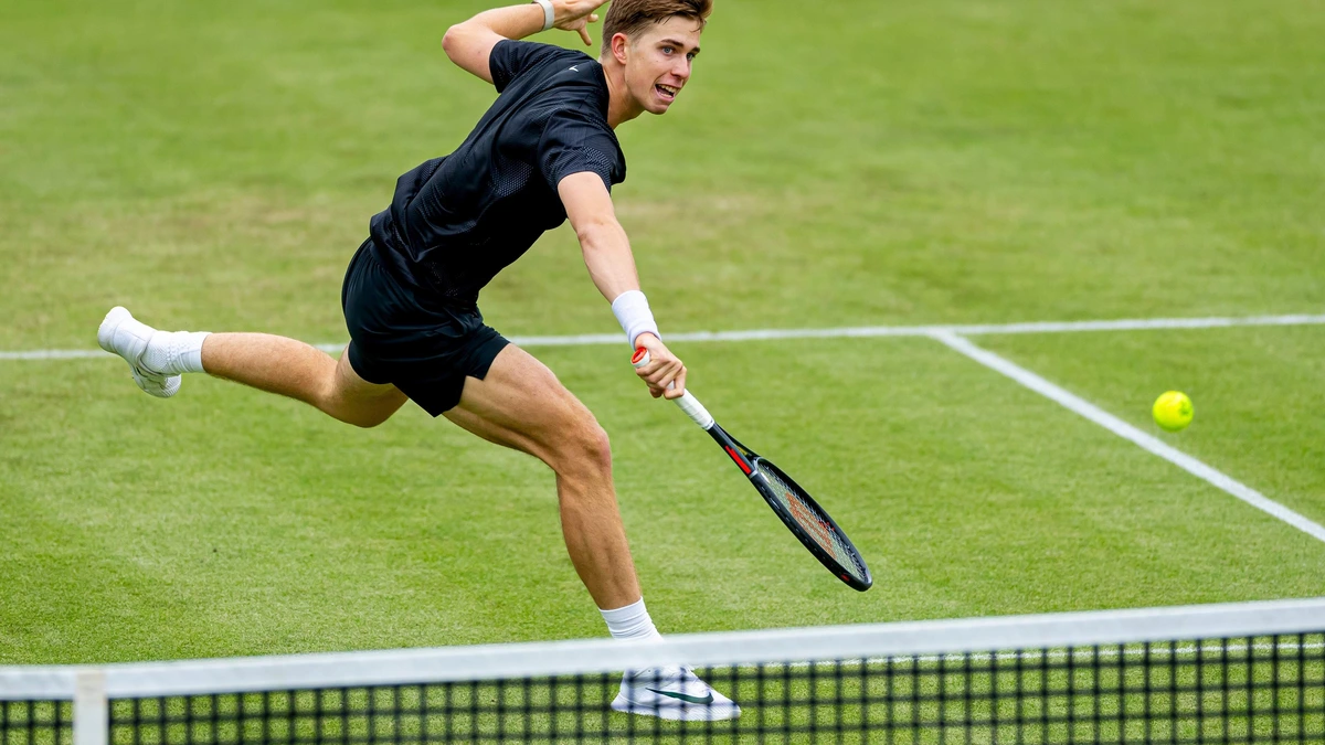 Wat een thriller! Thijs Boogaard (17) pakt spectaculaire set tegen wereldtopper Medvedev, maar komt nét tekort voor winst op Libéma Open