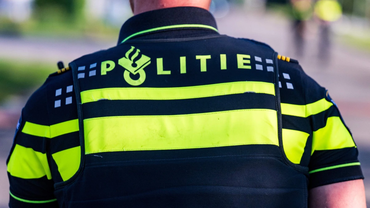 ’Meer dan 700 nitraten en machete gevonden in Amsterdamse woning’