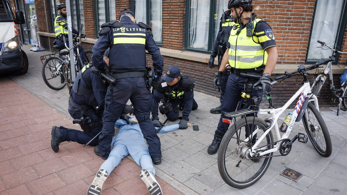 13 arrestaties in Schilderswijk na WK-zege Marokko, sfeer sloeg al snel om: agenten kregen (balletjes)pistool op zich gericht