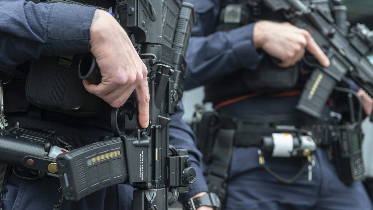Marechaussee vindt ’grote hoeveelheid’ illegale wapens en munitie bij reservist