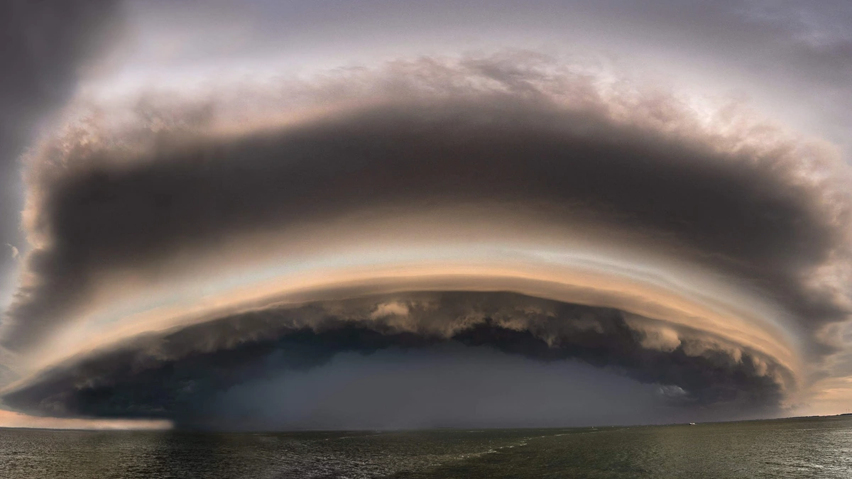 Zeldzame shelfcloud te zien door noodweer: ’fenomenaal’ weerverschijnsel brengt stormjagers in extase