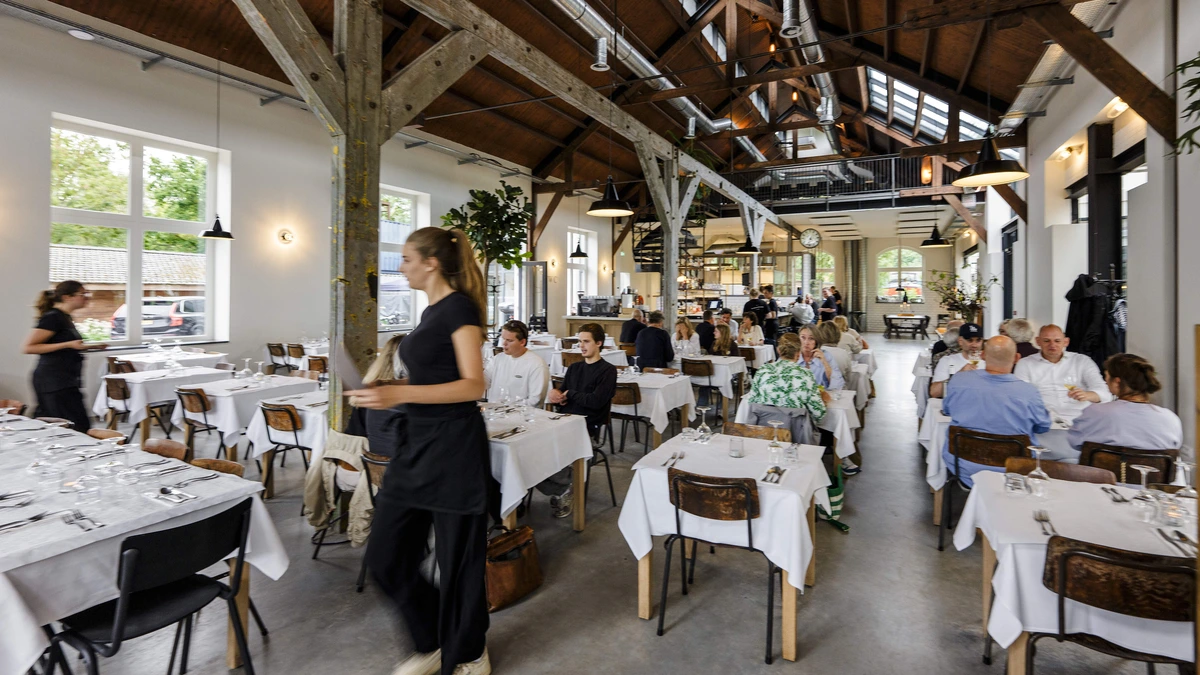 Van Haarlems krot tot restaurant: na vier tropenjaren van verbouwen smaakt het piepkuiken van De Watermeterfabriek heerlijk