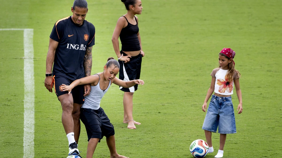 Spelers Nederlands elftal maken plezier met hun kinderen na uitlooptraining van duel met Japan