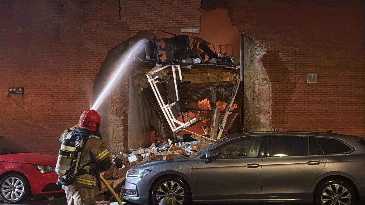 Explosie en grote brand onder flatgebouw in Amsterdam