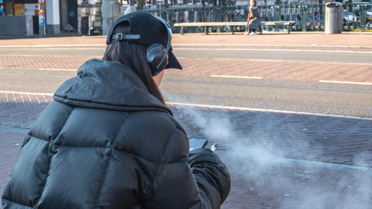 Amsterdamse jongeren in de knel: van vapen tot sociale mediaverslaving