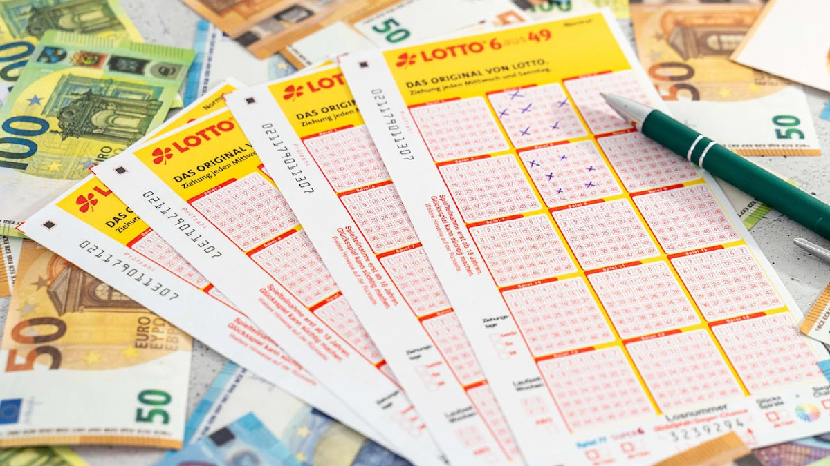 Zwei Lotto-Spieler räumen Millionengewinne ab: Jackpot bleibt prall gefüllt
