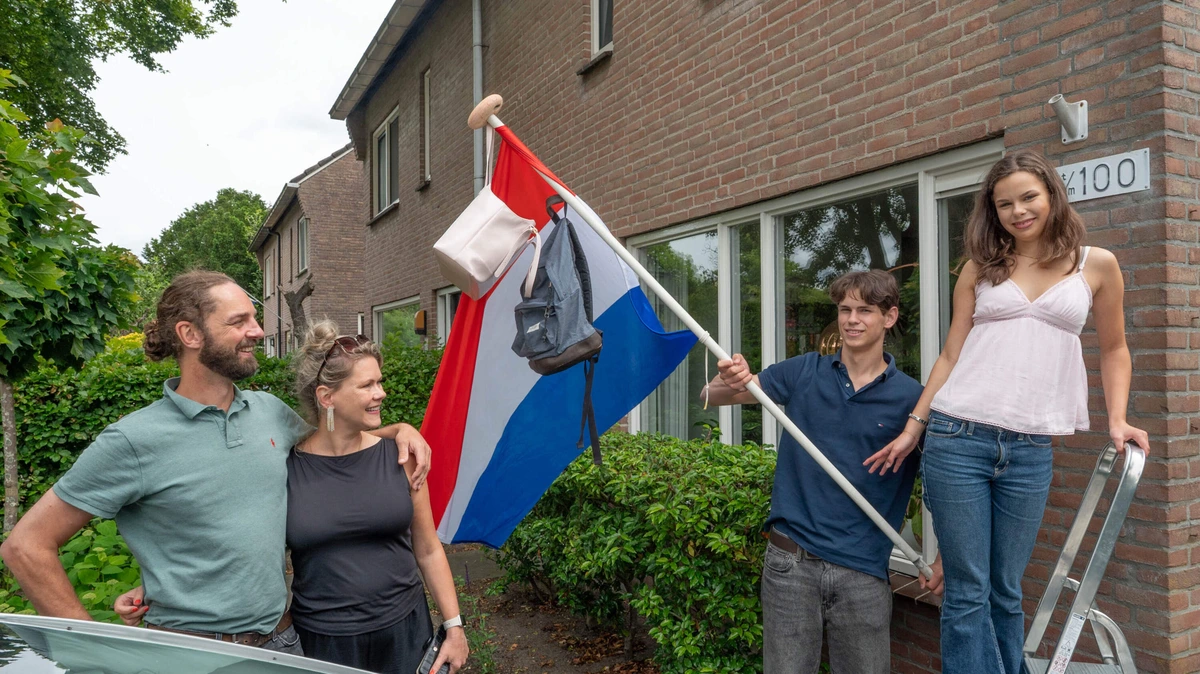 Terwijl docente Saskia examenuitslagen doorbelt, wachten haar kinderen beneden op hun eigen resultaat