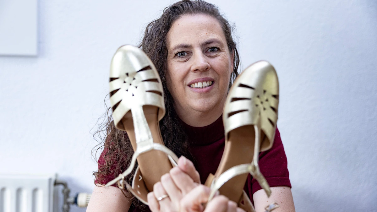 Daniëlle (51) besloot na haar bruiloft dat ze wilde blijven dansen en zwiert nu met haar gouden dansschoenen door menig balzaal