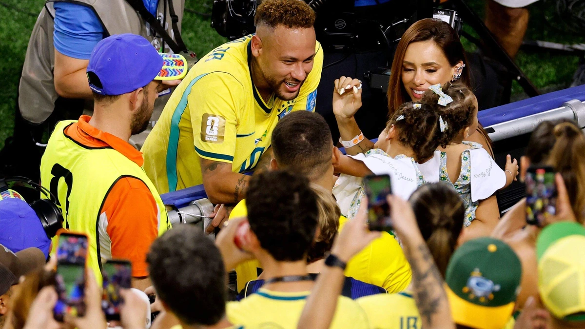 Geëmotioneerde Neymar omhelst zoon na rentree op WK terwijl beveiligers hem wilden tegenhouden