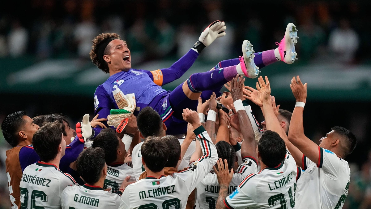 Mexicaanse cultdoelman Guillermo Ochoa (40) in tranen na invalbeurt op zesde WK: ’Iets waar ik alleen maar van kon dromen’