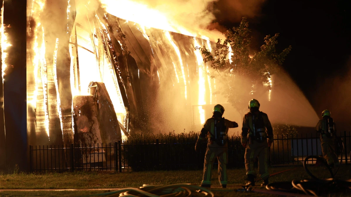 Grote brand verwoest bedrijfspand in Den Hoorn, vuur nu onder controle