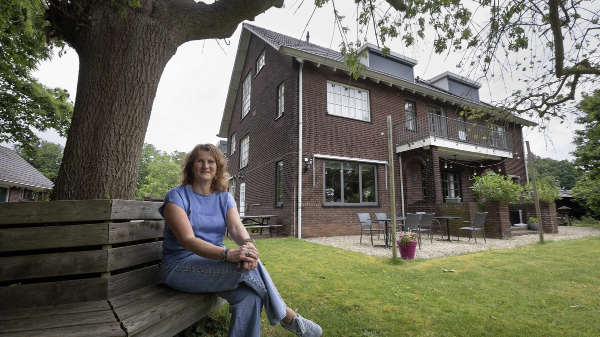 Het huis van Toni (56) telt tien slaapkamers en acht badkamers en staat te koop voor 8 ton: ’De leeftijd gaat meetellen’
