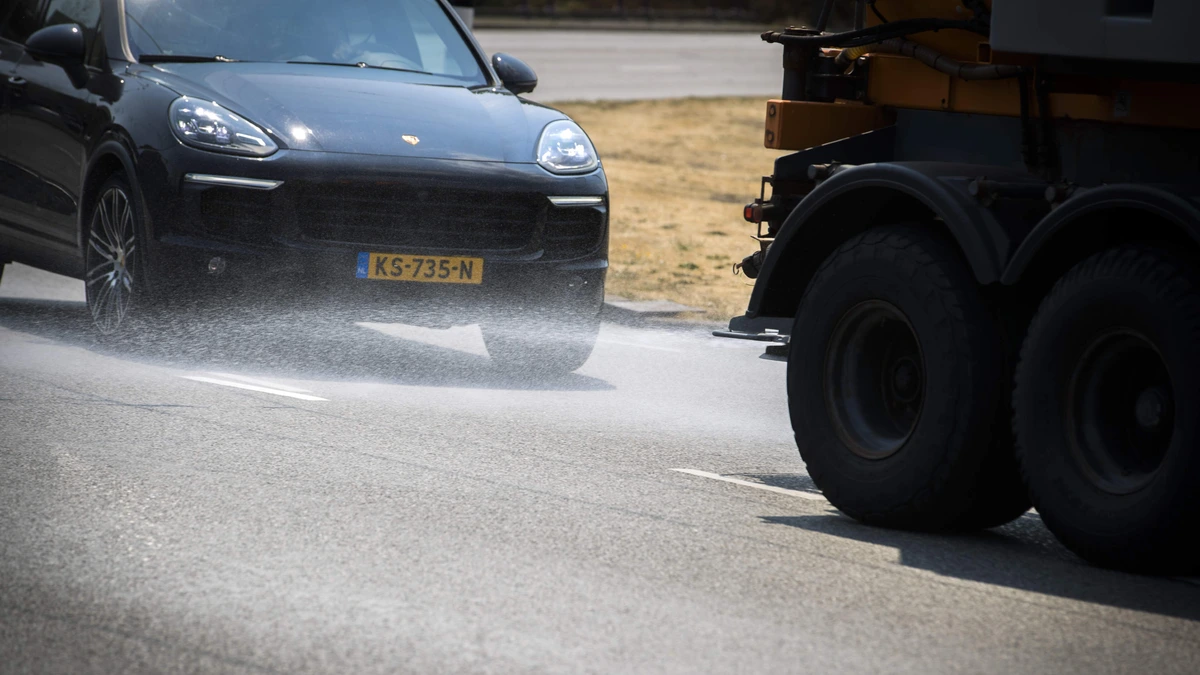 Strooiwagen bij 35 graden? Hierom ligt er nu ook zout op de weg