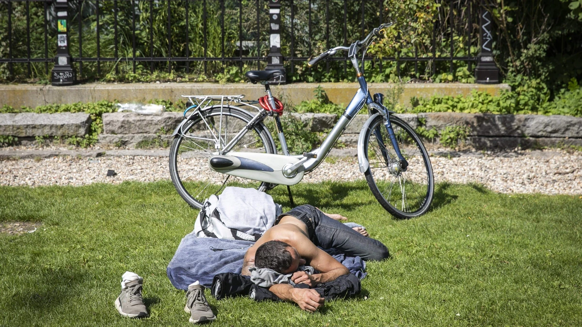 Buiten slapen niet meer verboden in Amsterdam, in Vondelpark gebeurt dit volop: ’Er zijn veel mafketels’