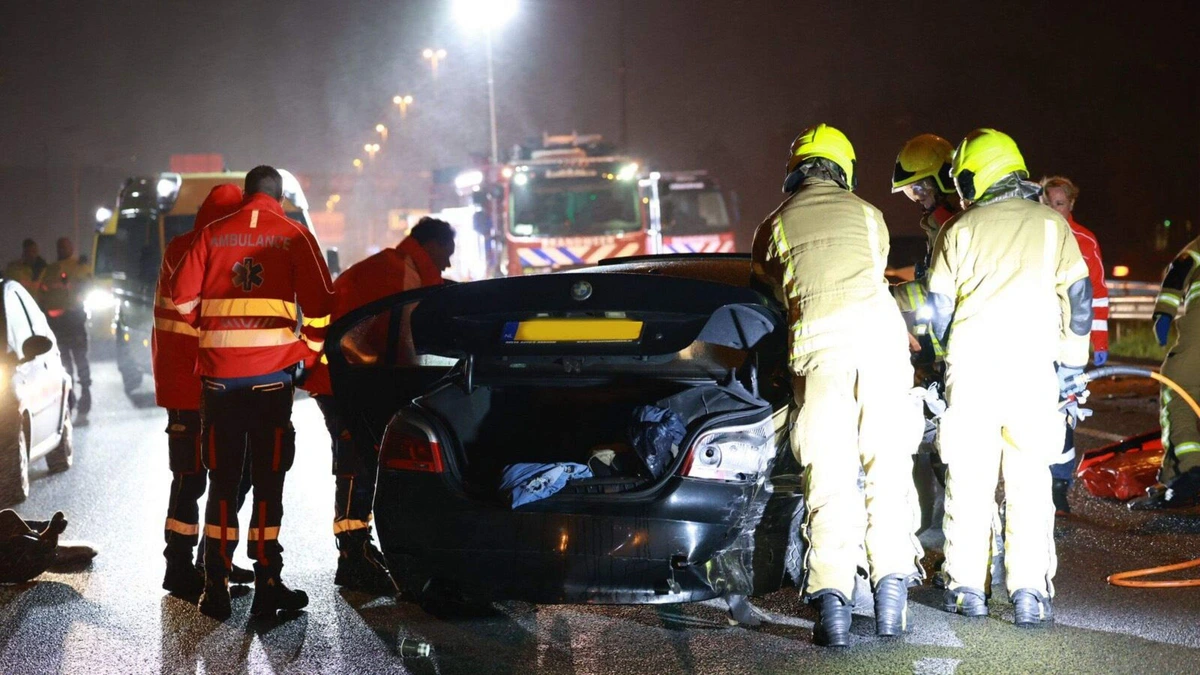 Auto botst na achtervolging marechaussee op A13, vijf gewonden