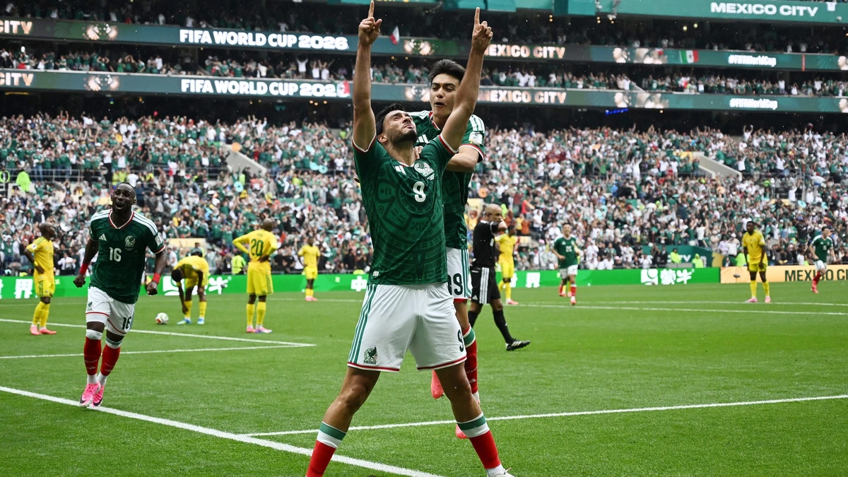 Prachtig beeld: jongste debutant ooit troost geëmotioneerde veteraan Raul Jimenez bij openingsduel WK 2026