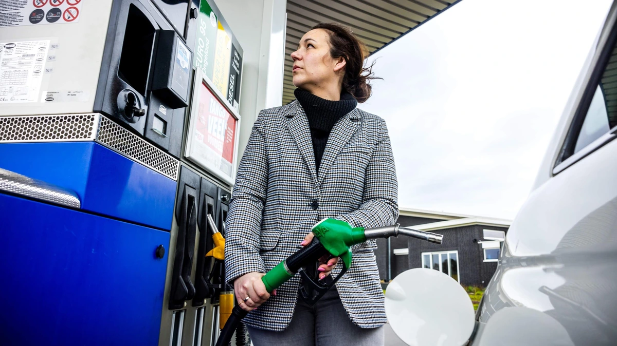 Prijzen aan de pomp stegen als een raket, maar dalen ondanks vredesdeal tergend langzaam: zo zit dat