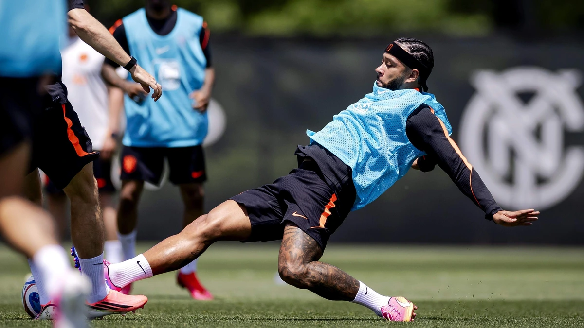Memphis Depay deelt flinke schop uit aan Noa Lang en vier andere zaken die opvielen tijdens training Nederlands elftal