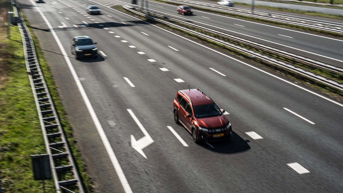 Mercedes scheurt met 240 kilometer per uur over A2: auto en rijbewijs ingenomen