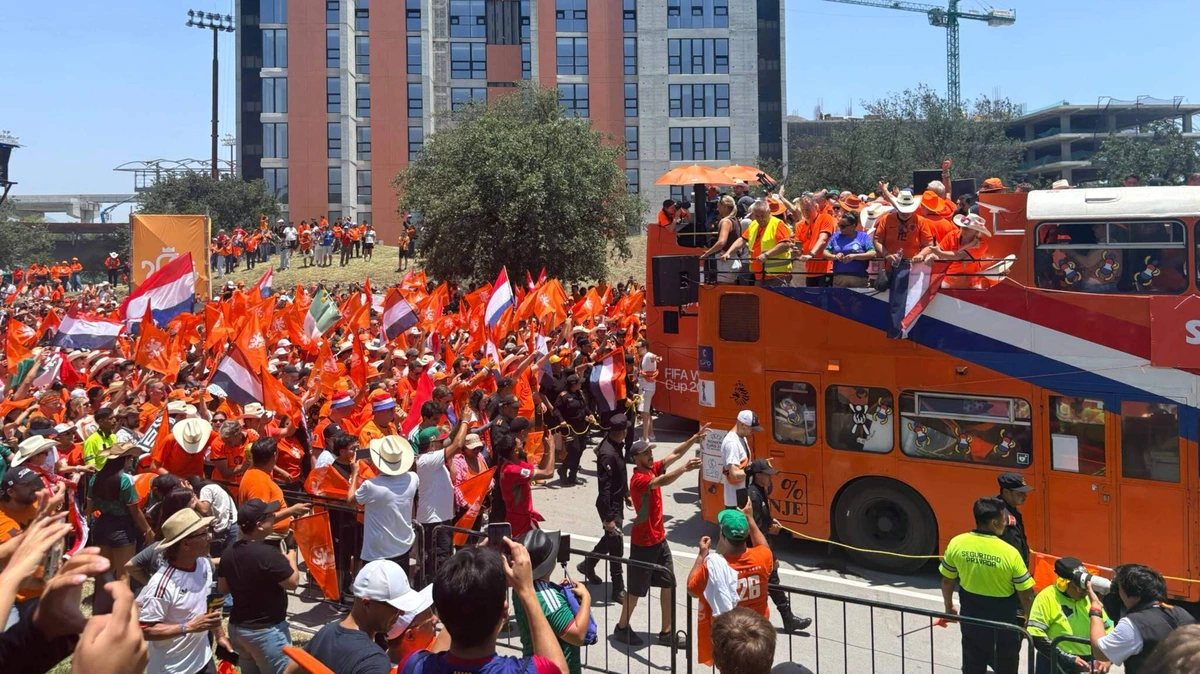 LIVE Nederlands elftal | Oranje-fans nemen straten Monterrey over, mars in volle gang: tienduizenden mensen lopen mee