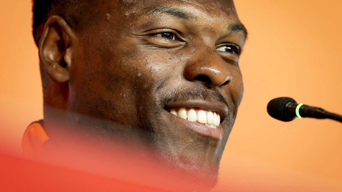 Denzel Dumfries gooit heupen los bij Nederlands elftal: ’Ik vind een goede sfeer en harmonie belangrijk’