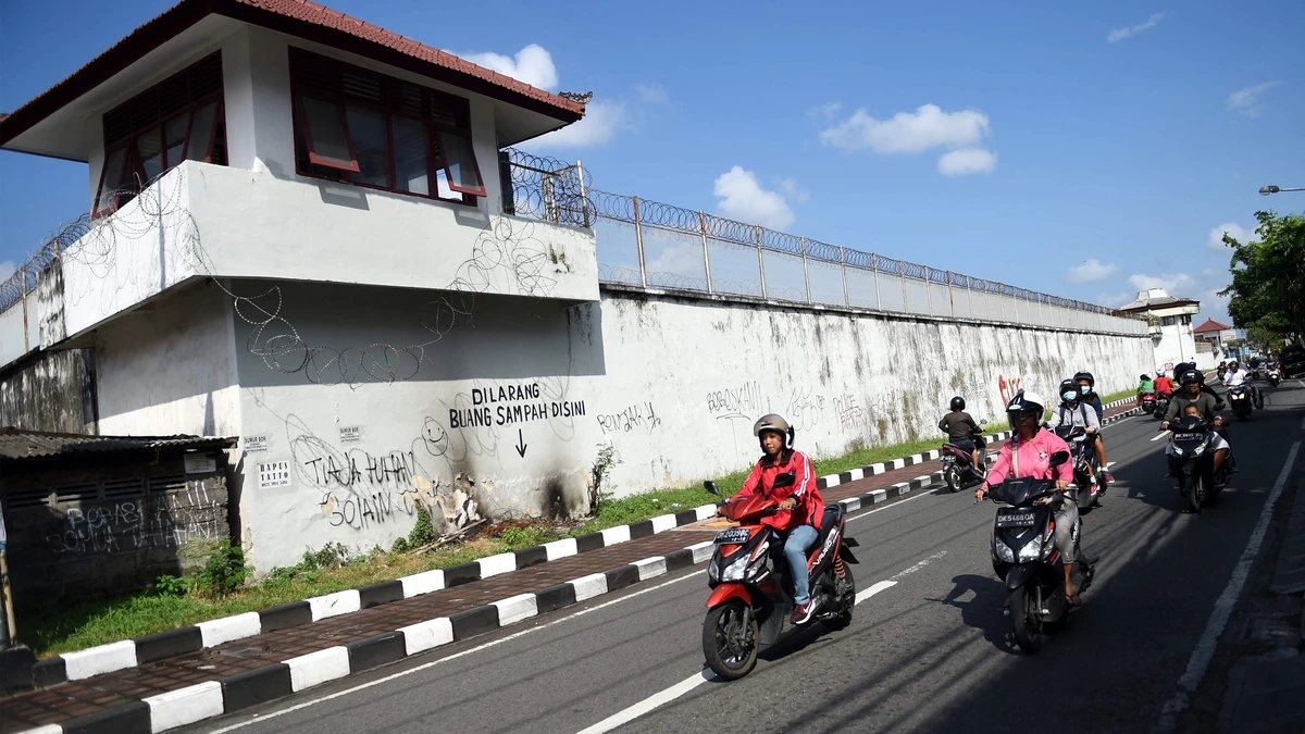 Nederlandse muziekproducent ’slechts’ drie jaar achter Indonesische tralies om wietplantage: strafvermindering na aambeienoperatie