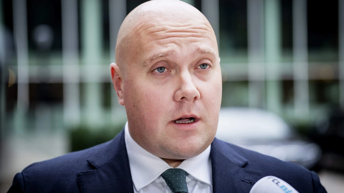 Kabinet dwingt gemeenten tot strengere controle bijstandontvangers: zonder taalbeheersing mes in uitkering