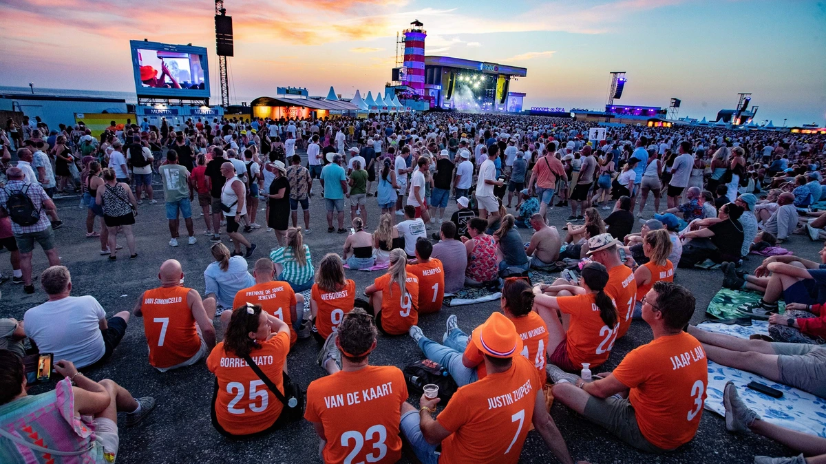 LIVE | Bliksem slaat in op Concert at Sea: ’Achter podium kwam rook vandaan’
