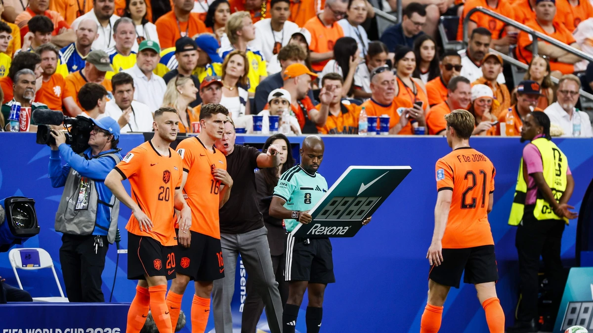 Jaren na hun periode bij AZ vallen Teun Koopmeiners en Guus Til samen in bij het Nederlands elftal: ’Fijn om af en toe even uit de bubbel te stappen’