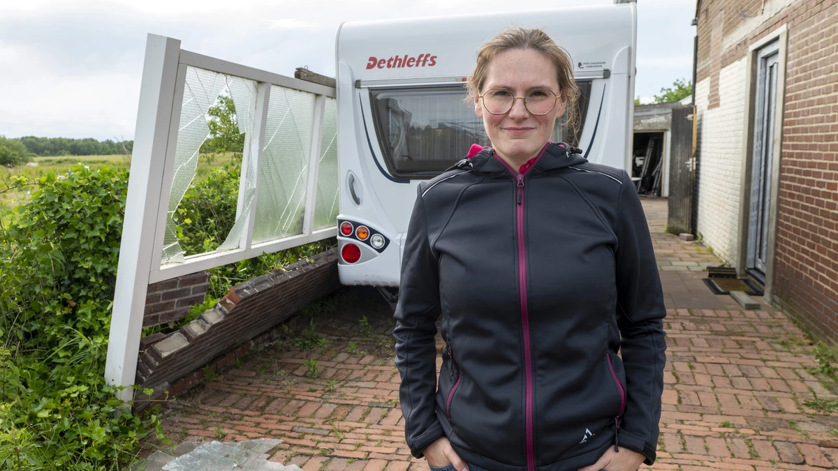 Flitstornado laat spoor van vernieling achter in Glanerbrug: ’Een knal, toen zag ik stalen platen op konijnenhokken liggen’