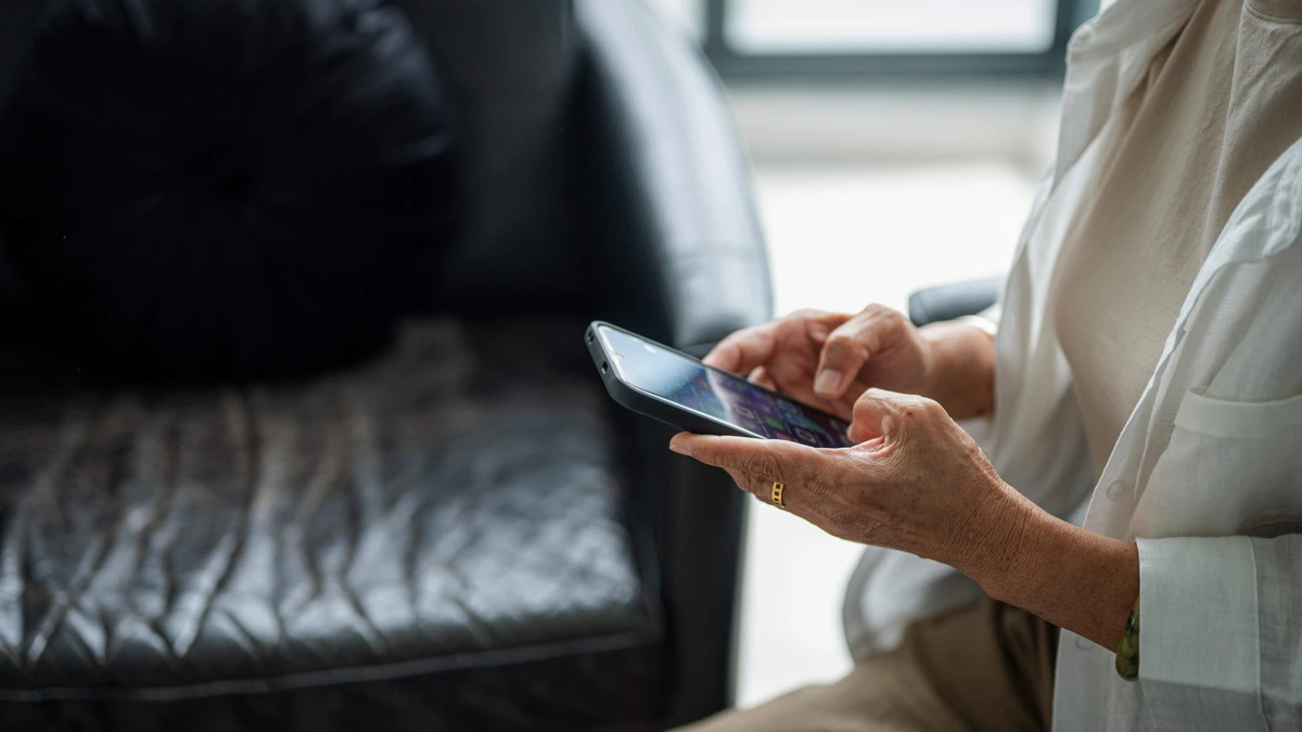 Weduwe raakt pensioengeld kwijt door bankfraude via telefoon, Knab moet haar bijna ton betalen