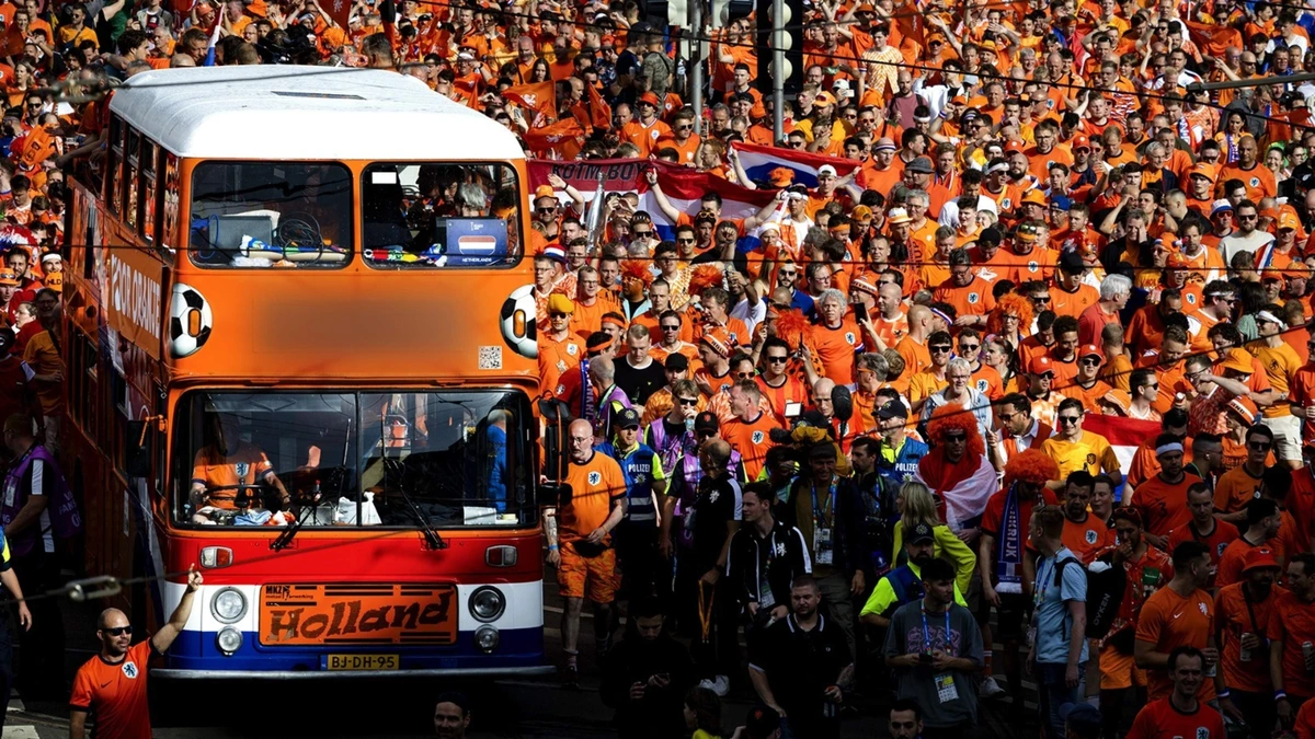 LIVE Nederlands elftal | Spanning stijgt richting clash met Japan, Oranje-fans gaan los in mars richting stadion