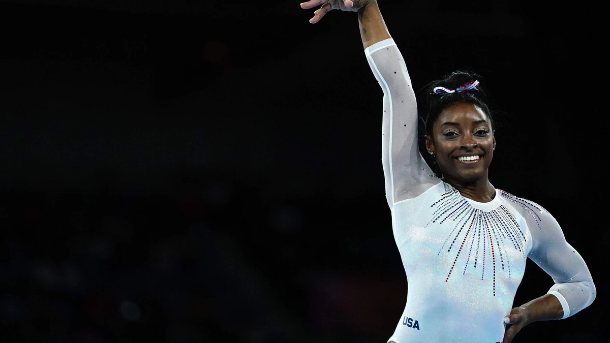 Turnlegende Simone Biles (29) ligt in het ziekenhuis: ’Bijna doodgaan stond niet op mijn bingokaart’