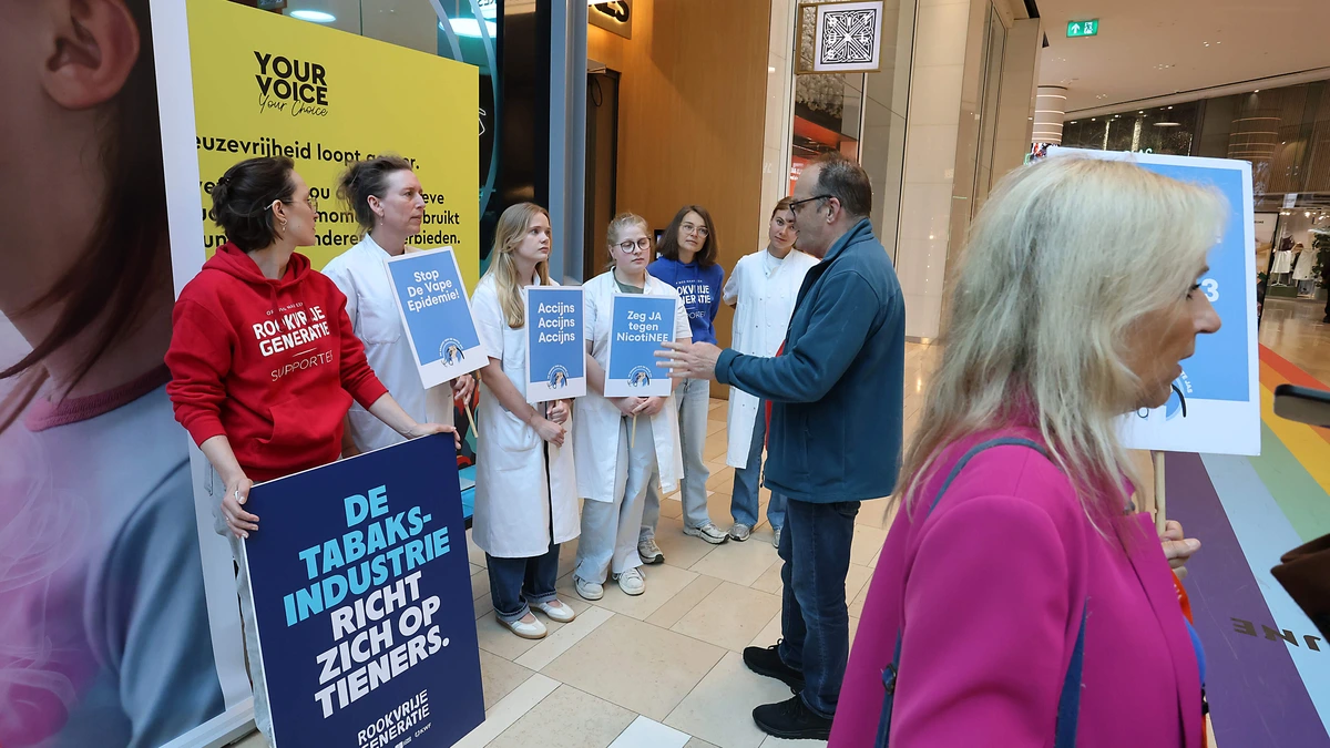 Woedende artsen trekken bekijks met demonstratie tegen ’lobby’ tabaksreus; Jan belooft na 45 jaar roken opnieuw een stoppoging