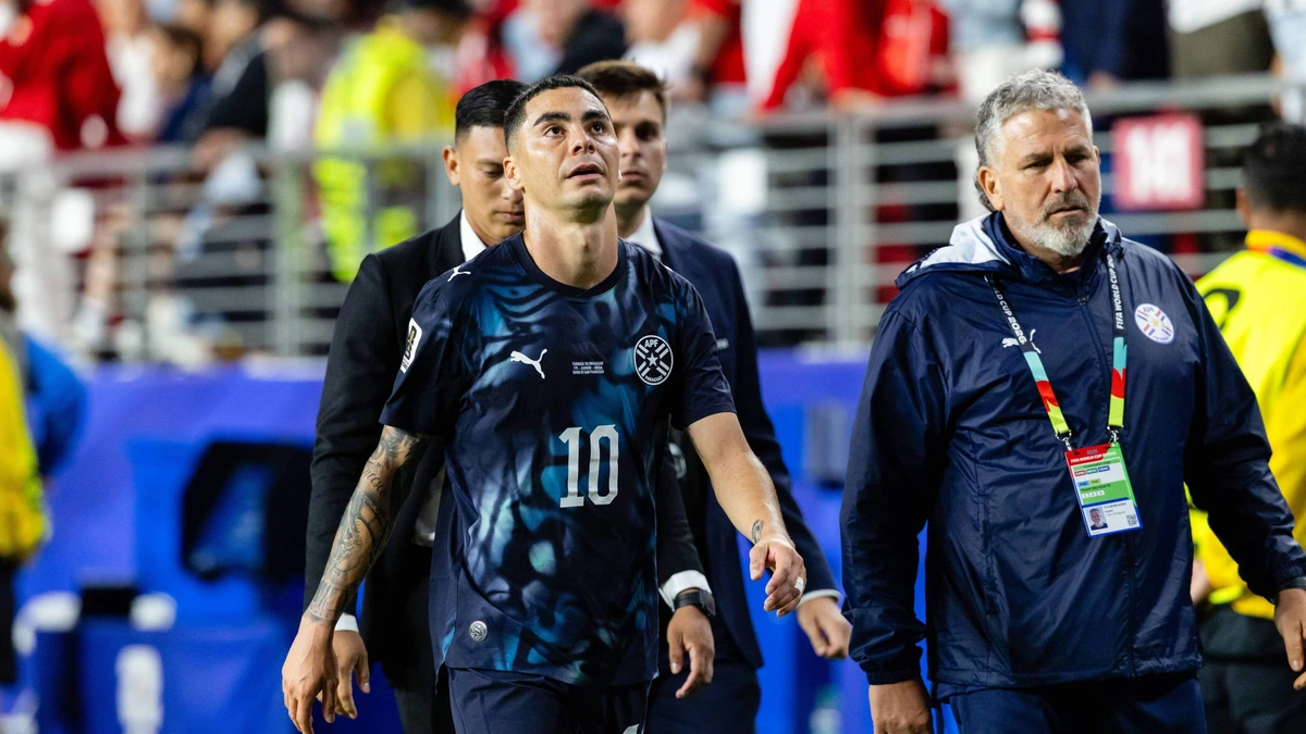 Primeur op WK 2026: Paraguayaan Miguel Almiron krijgt rode kaart na praten met de hand voor zijn mond