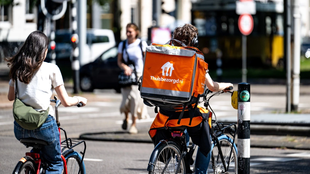 Thuisbezorgd stopt woensdag met bezorgen vanwege de hitte: ’Veiligheid van bezorgers heeft de hoogste prioriteit’
