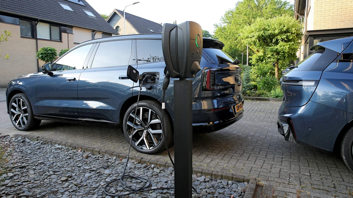 Miljoenen huishoudens kunnen elektrische auto niet optimaal laden door gebrekkige stroomaansluiting