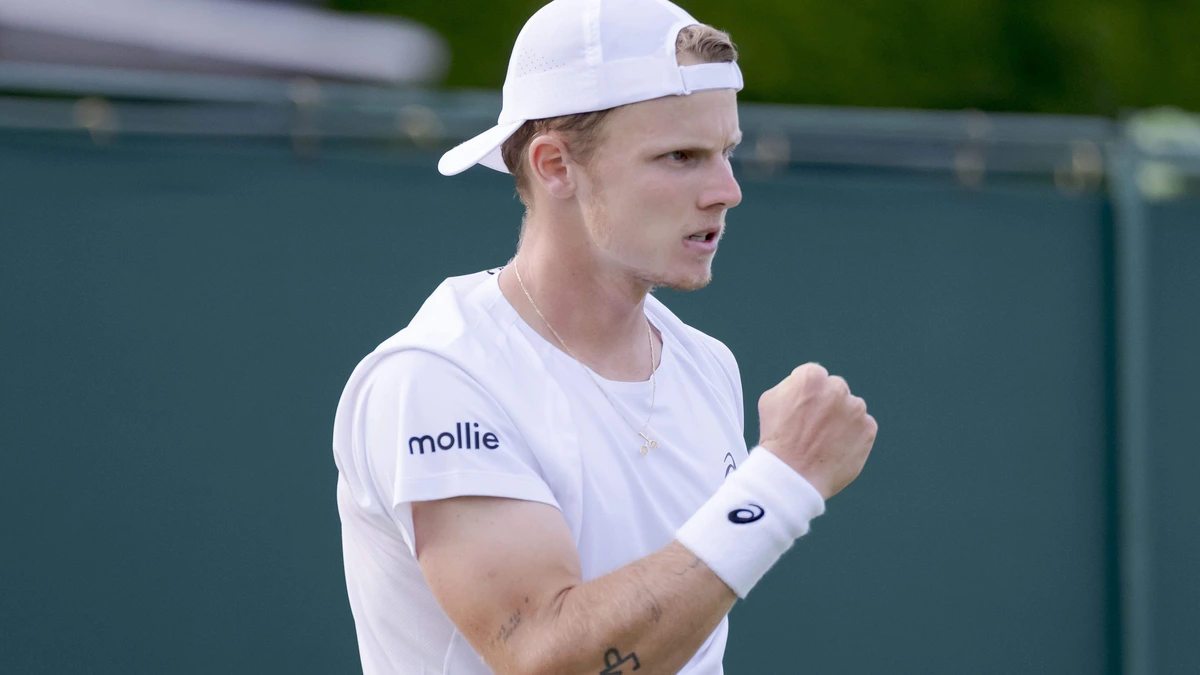 Fraaie comeback: Jesper de Jong vecht zich in vijfsetter naar tweede ronde op Wimbledon