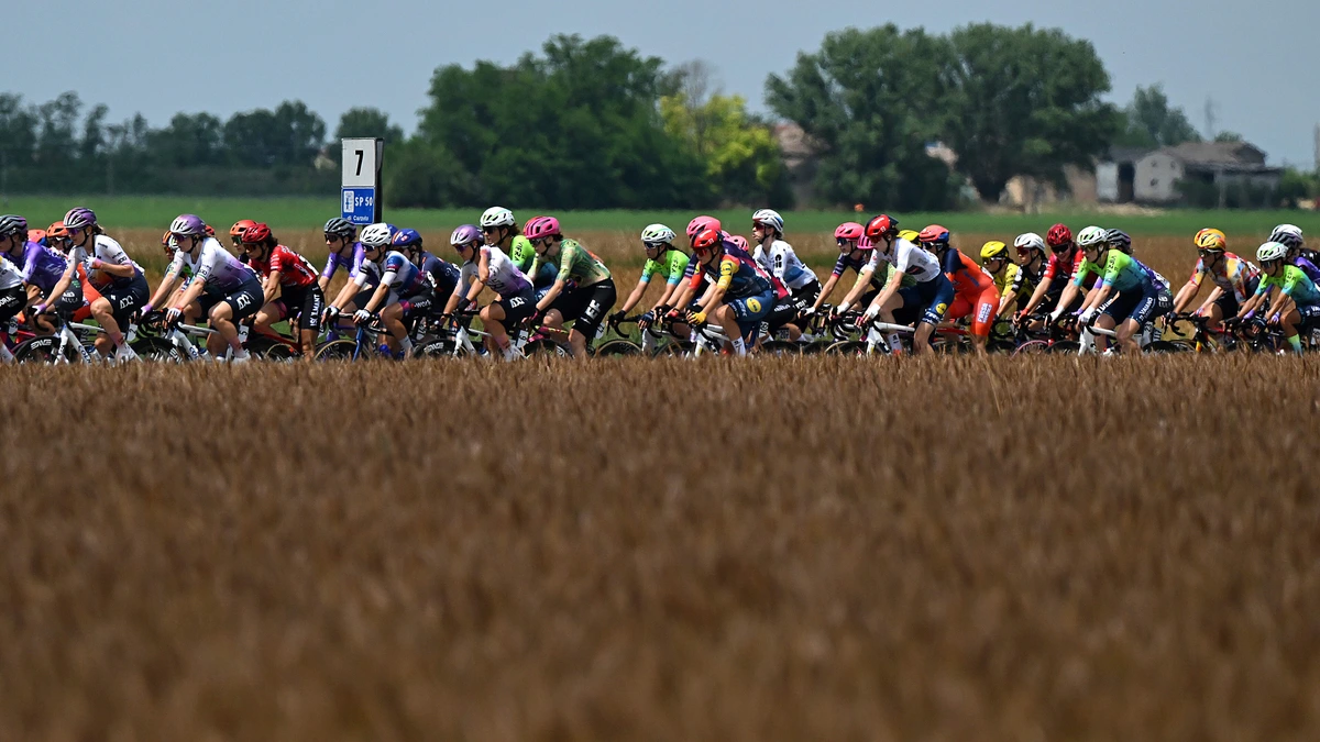 Giro d'Italia: Lucinda Brand moet ritzege aan Célia Gery laten, valpartij Anna van der Breggen