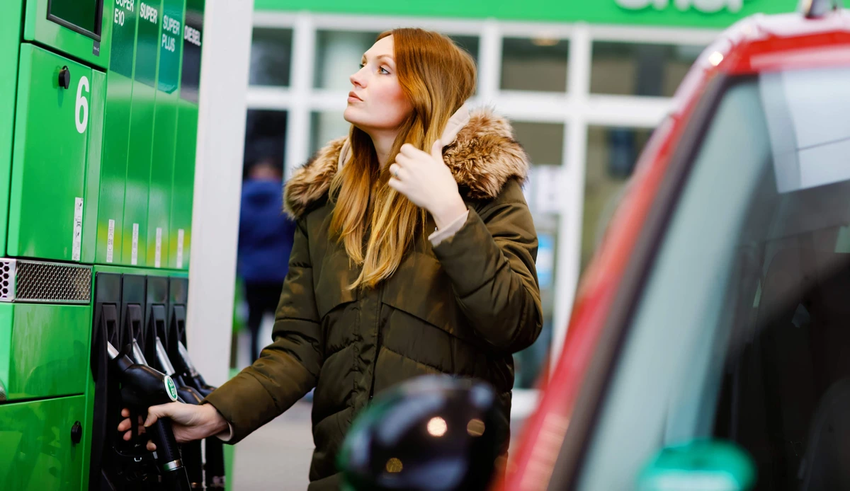 Benzineprijs nog tot eind volgend jaar ruim boven 2 euro, hogere kilometer-vergoeding ’doet nauwelijks iets’
