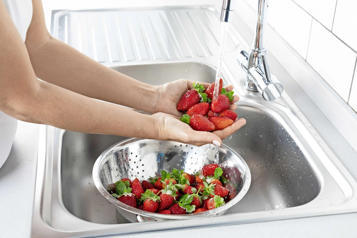 Even snel een aardbei, druif of snoeptomaatje in je mond: hoe erg is het als je je groente en fruit niet wast?