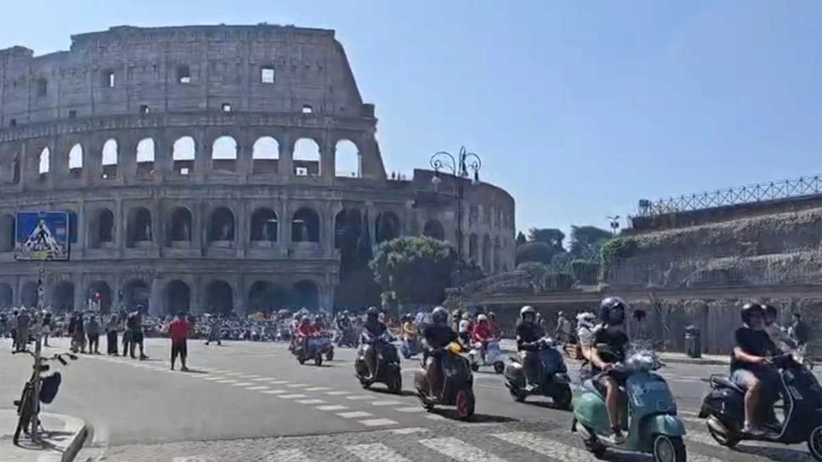 Beelden: 25.000 Vespa's rijden door hartje Rome