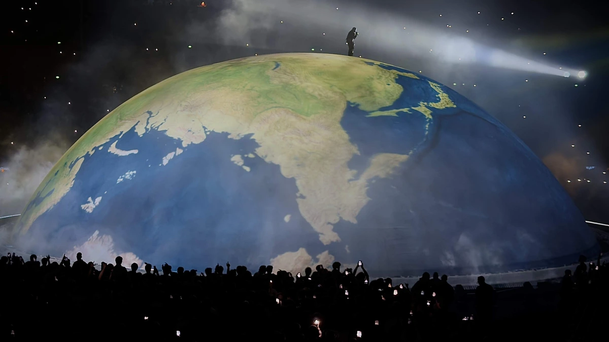 LIVE | Omstreden concert Kanye West begonnen, rapper staat op gigantische wereldbol