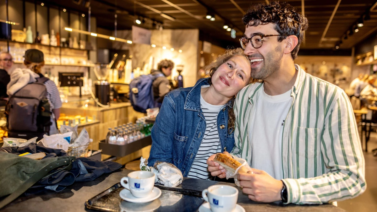 Bezoekers Schiphol nemen massaal eigen boterhammen mee: vliegreizigers besparen geld met déze hybride variant